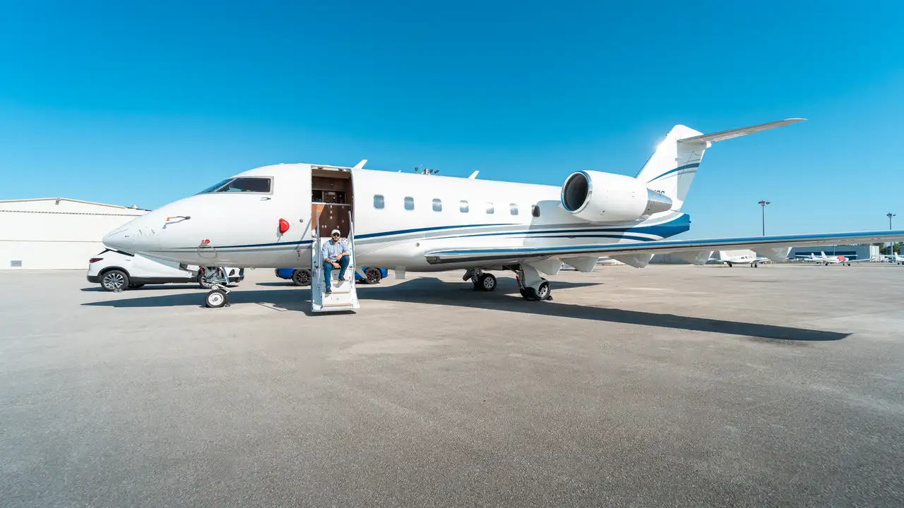 CHALLENGER 604 N812G detail 11