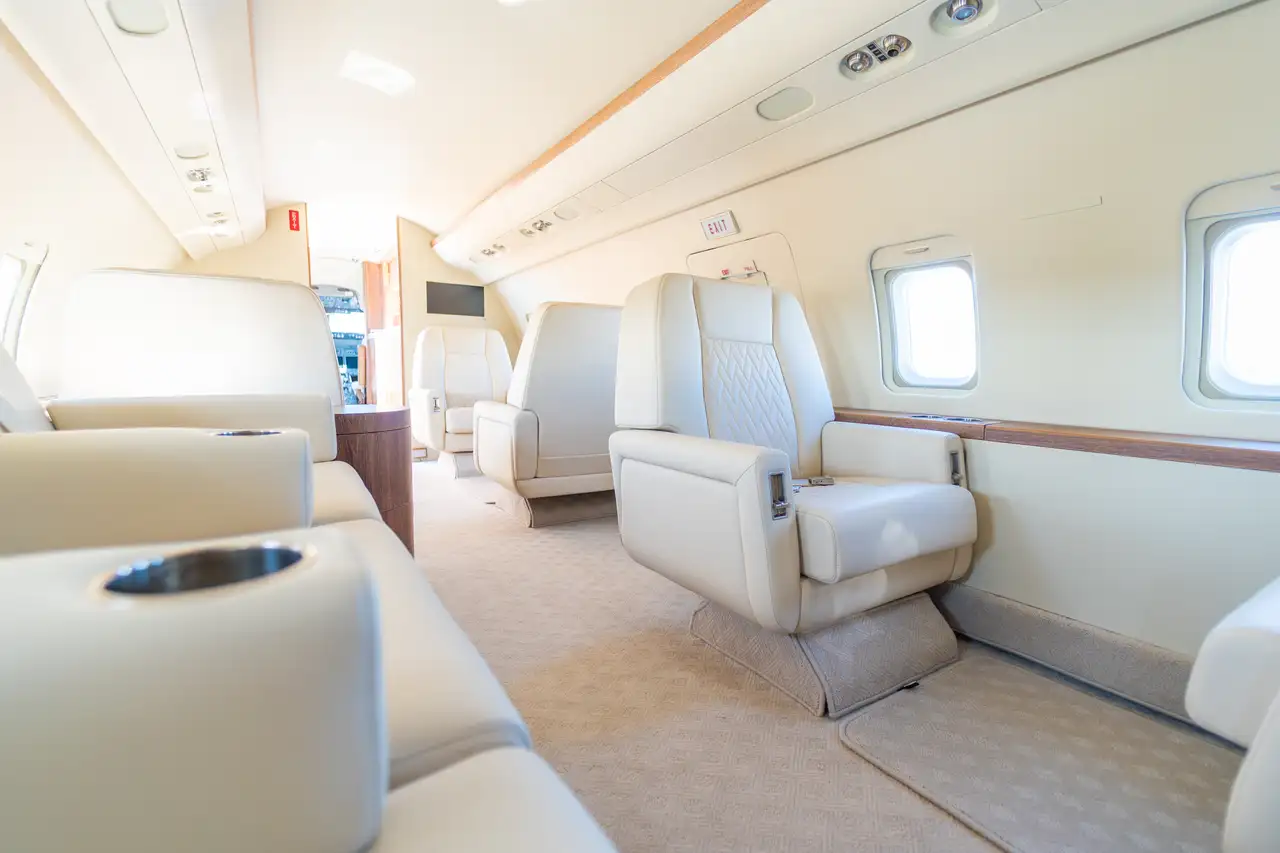 CHALLENGER 604 N812G detail 9